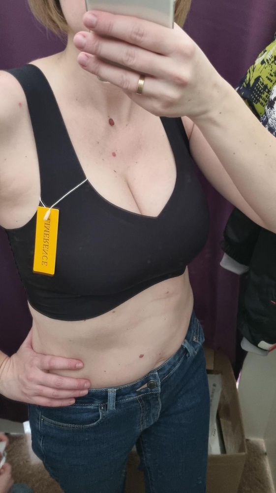 Вторая кожа, ткань не чувствуется на теле. Хорошо сидит на груди, чашечки в бюсте силиконовые , создаёт приятную форму.