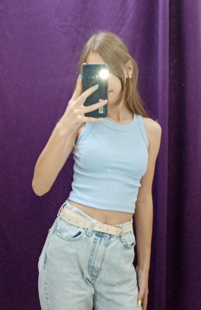 Топ просто шик!!! Материал дышит, тянется и шов ровный. Не просвечивает, но лучше с лифом носить.. Единственный минус это маленький разъём для рук, поэтому возле подмышек местами не комфортно. (Мой ог 77)
За свою цену это ПРЕКРАСНО🌹💙