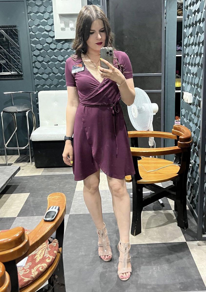 Работаю админом в ночном клубе, платье собрало тысячи комплиментов, добавила цепочку как аксессуар и вот оно уже и не простой халатик. Хочу отметить, что в плечевых швах добавлена силиконовая лента, что не позволяет изделию слетать с плеч👍🏼 мой рост 163 см, ог 83, от 80, об 94