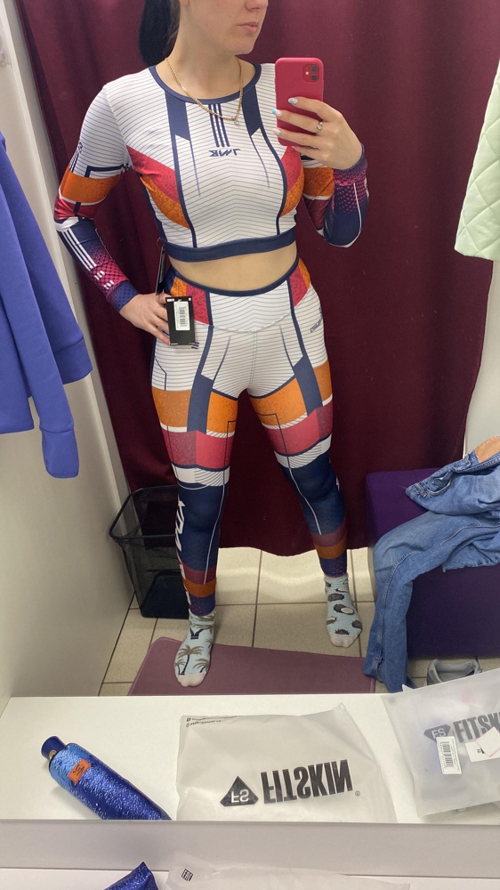 Очень классный комплект! Качество шикарное! Строчки ровные, не просвечивает, подчеркивает фигуру, скрывает недостатки! Заказывала несколько расцветок на выбор, остановилась на этой, размер в размер не маломерит не большемерит!