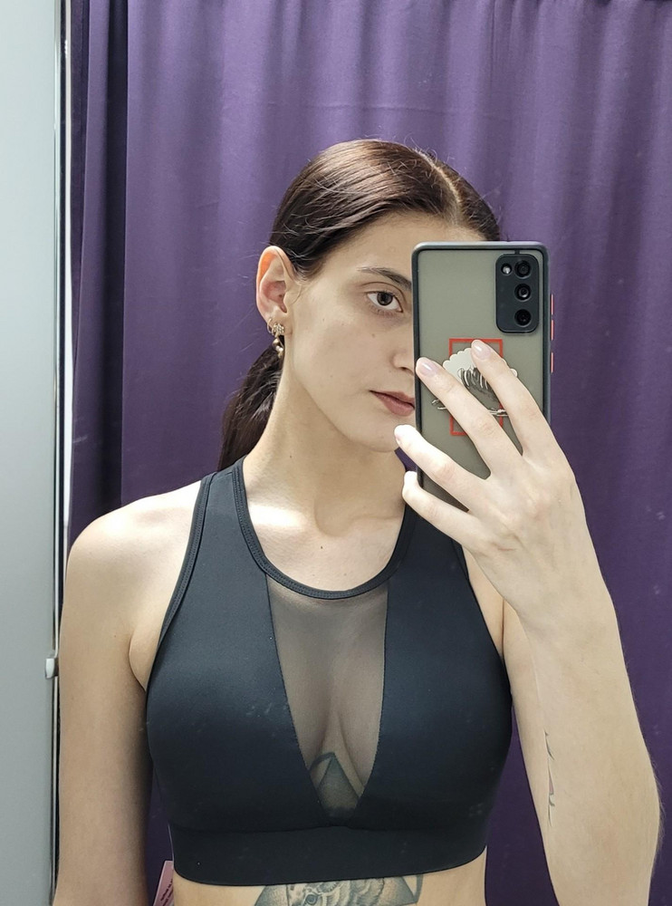 Отличный топ, поддержка груди супер) некоторые девочки писали, что резинка под грудью жмёт. Не знаю, у меня ничего не жмет, хотя брала xs на ог 86, под грудью 74. Я б даже еще потуже взяла, если б можно было)) тренироваться в нем комфортно, хорошо поддерживает и выглядит очень красиво)
Рекомендую!