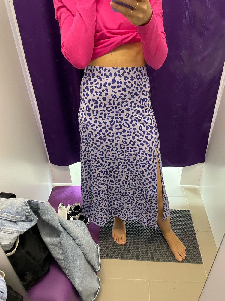 Юбка классная, сидит по фигуре, на размер 40-42 я взяла 40, и подошло отлично. Материал мягкий, приятный к телу. Разрез смотрится очень красиво!