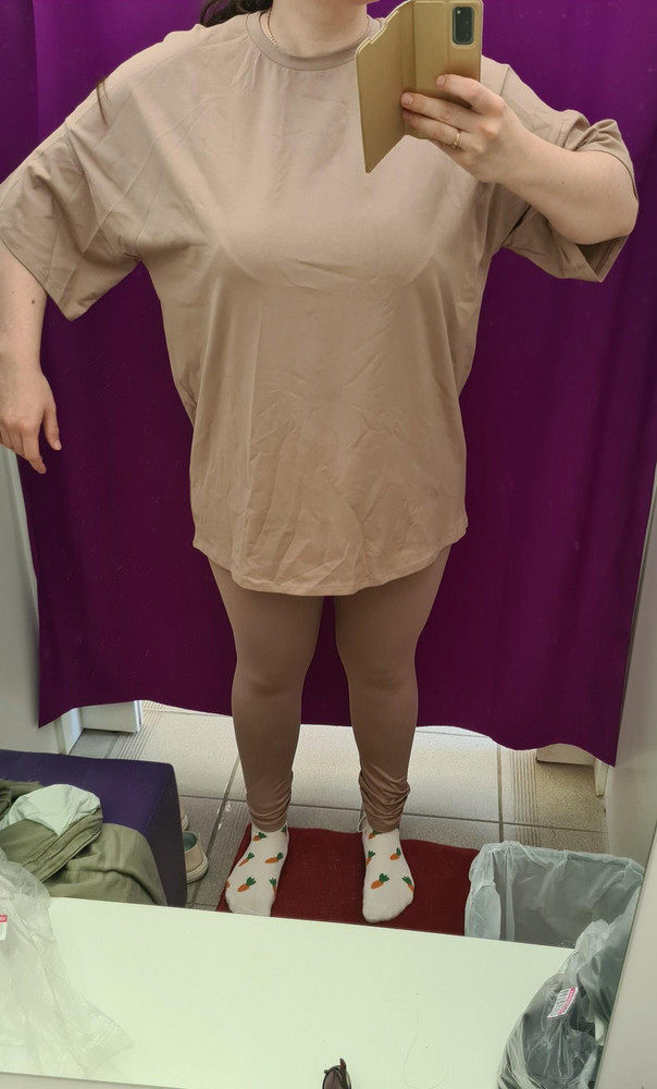 Мне не понравился как на 50р сидит . Мне большеват в штанах был и кажется и футболка большевики для оверсайз.