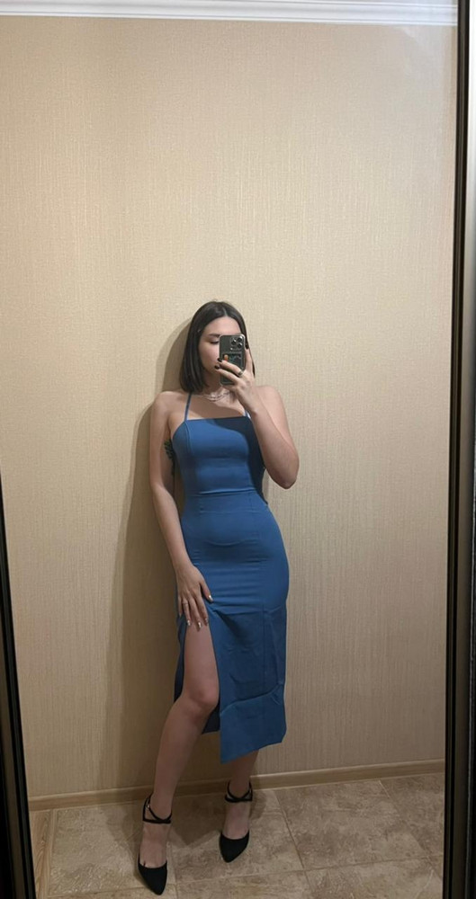 Хорошее платье, село по фигуре отлично, приятная ткань, довольно на 100%, были небольшие следы примерки видимо другой девочки, но не критично, ношу с удовольствием