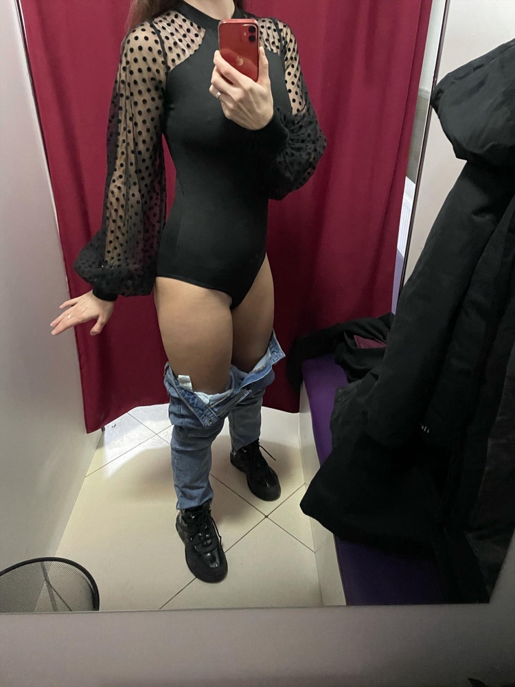 Отличное качество, горошек на рукавах ровный, материал с принта не осыпается,  ткань самого боди, приятен к телу, не просвечивает! Но как мне показалось, что не угадала с размером, (шов на плечах слишком высоко) возможно закажу на размер больше.