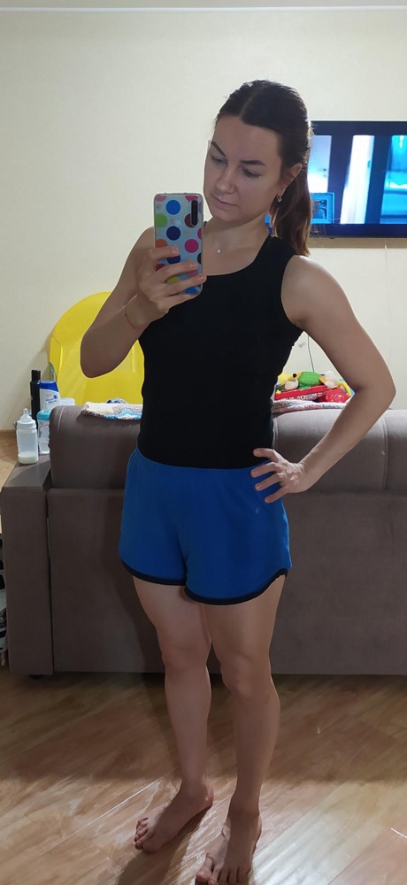 Маечка просто супер! Как раз хотела такую для тренировок. Мягкий,плотный хлопок, сшито аккуратно, можно и как базу носить на работу. Ещё буду заказывать. На свой 44 размер взяла 46,идеально подошла.