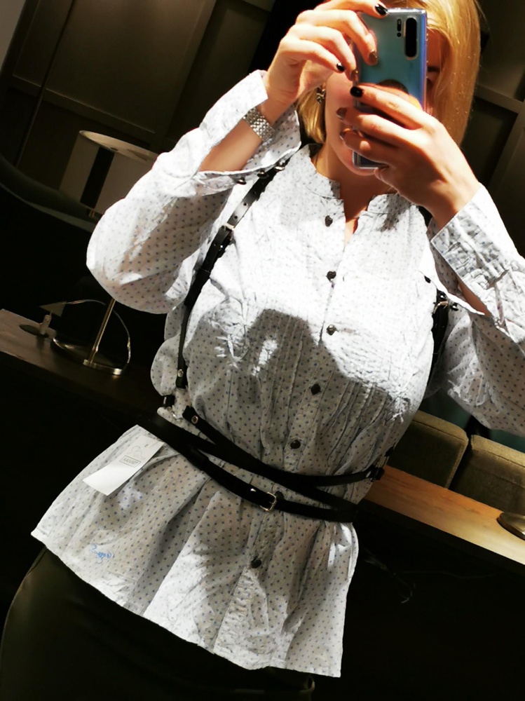 Очень понравился. Кожа гладенькая снаружи, и в целом изледие смотрится добротно выполненным. Парам 100-75-100, подошел 44-46 идеально. Но регулировок много, так что на разные параметры подойдет.