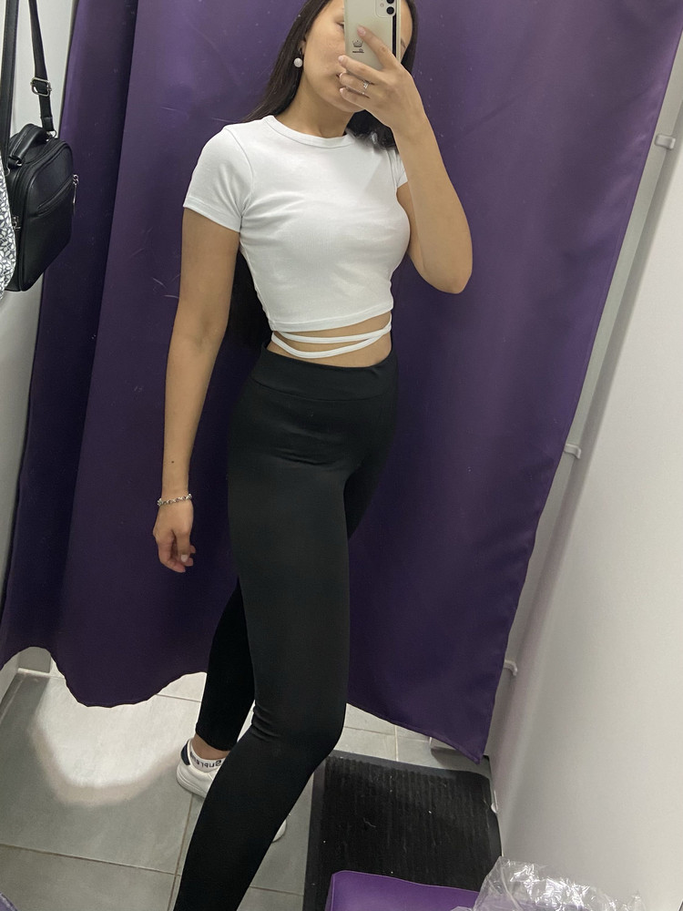 Хорошие лосины за свою цену, плотные, но в талии мне плохо держит, люблю когда утягивает в талии. 