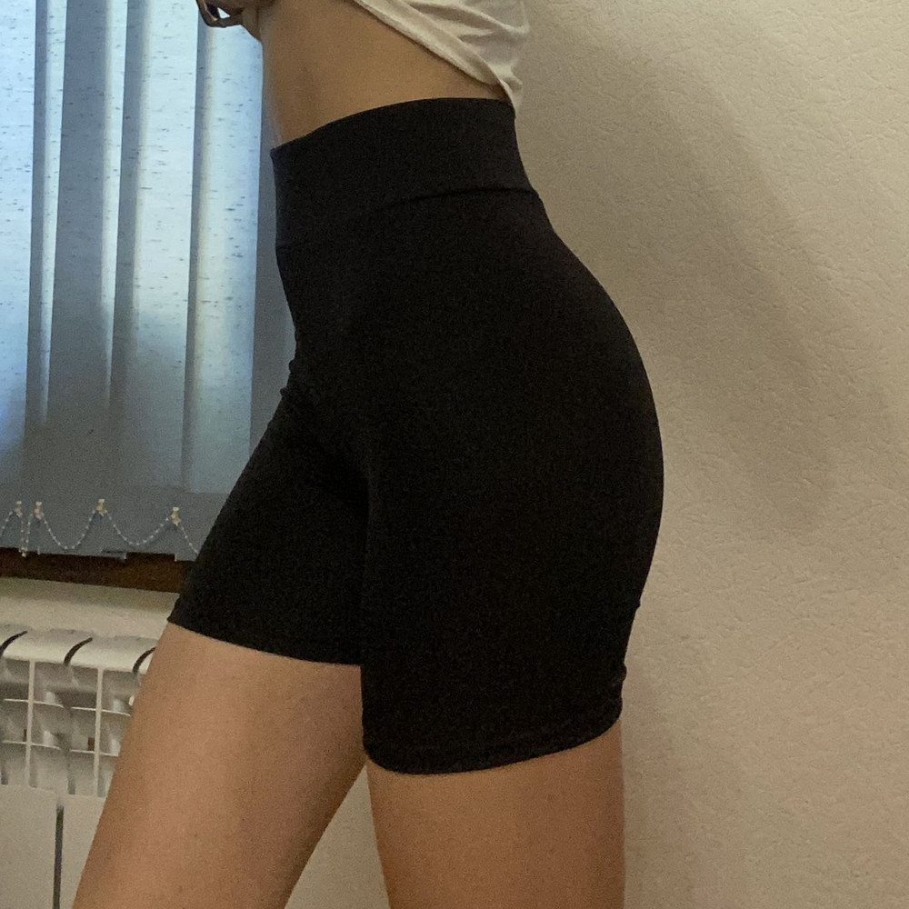 Это любовь с первого взгляда! Швы аккуратно прошиты, сели идеально. У меня вечная проблема с тем, что резинка на талии большая, а на этих велосипедках все отлично сидит. Цена приятная! 1 минус, немного поднимаются наверх, но у всех подобных велосипедок так происходит. Параметры(от 62, об 91, рост 182)