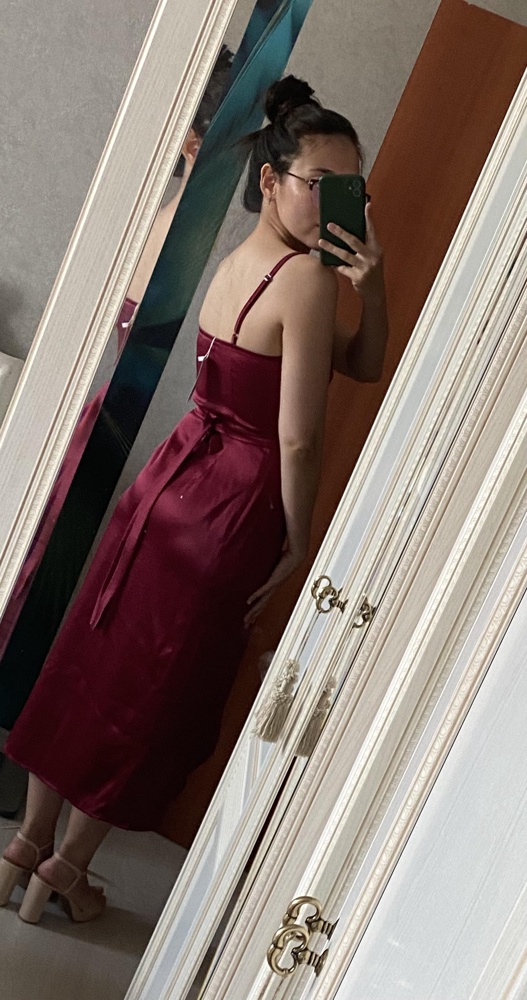 Хороший материал, сшит аккуратно, доставлен в срок нормально упакованным, с остальными тоже соглашусь что разрез снизу при ходьбе ( или когда ветер есть) слишком распахивается, но не так критично. В целом довольна