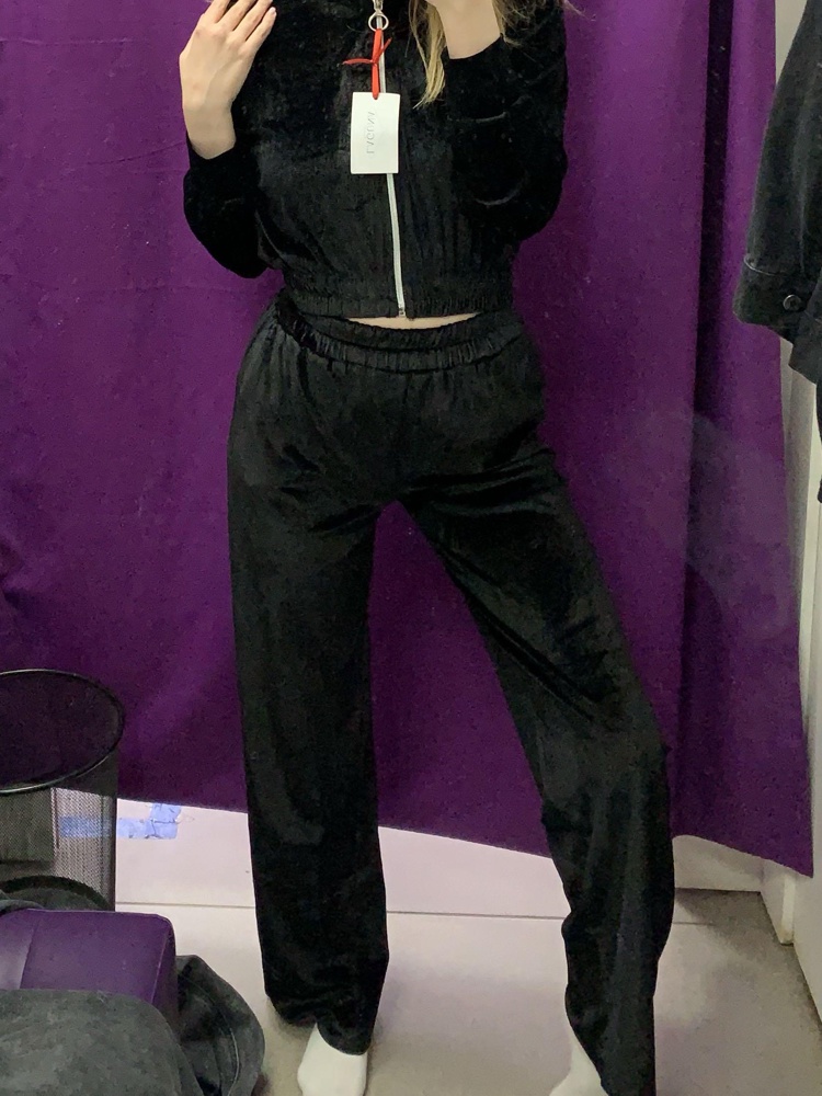 не плохой костюм, но наверно больше домашний. очень тонкая ткань, но фасон хороший. M на ог 91 от 60 и об 90 подошёл. попа в штанах как у инстасамки 😁