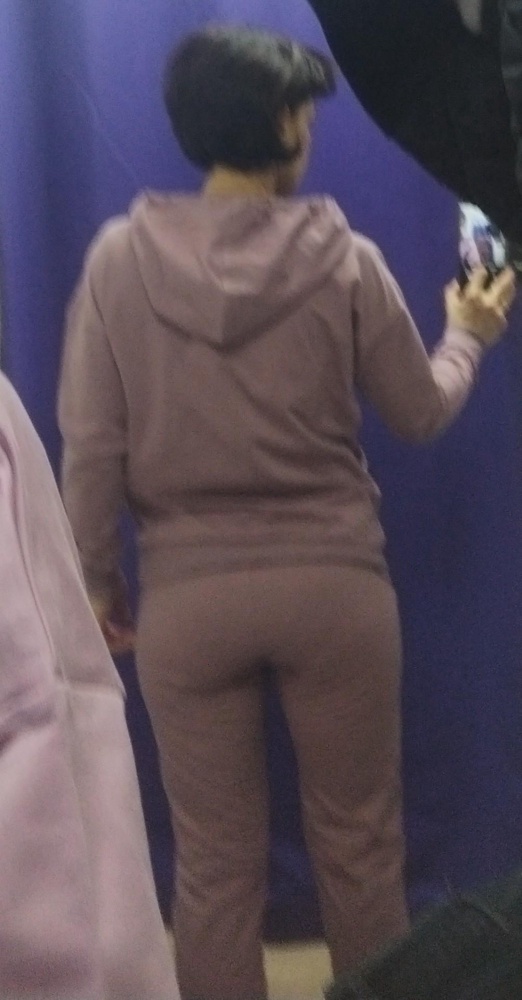 Костюм отличный. Заказала размер s и m лиловый, м изумрудный. Очень понравился лиловый цвет, но   s оказался мал, а m лиловый велик, штаны не красиво сели. m изумрудный оказался прям вот как надо, но цвет, к не подошёл. Очень обидно.