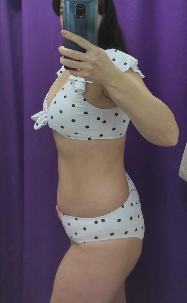 Купальник понравился. Довольно плотная ткань, не просвечивает, в лиф вставлены чашечки. Плавки средней посадки, на мой рост 175 сели нормально. Смотрится мило. По размеру подошёл, не врезается. 
Рекомендую!