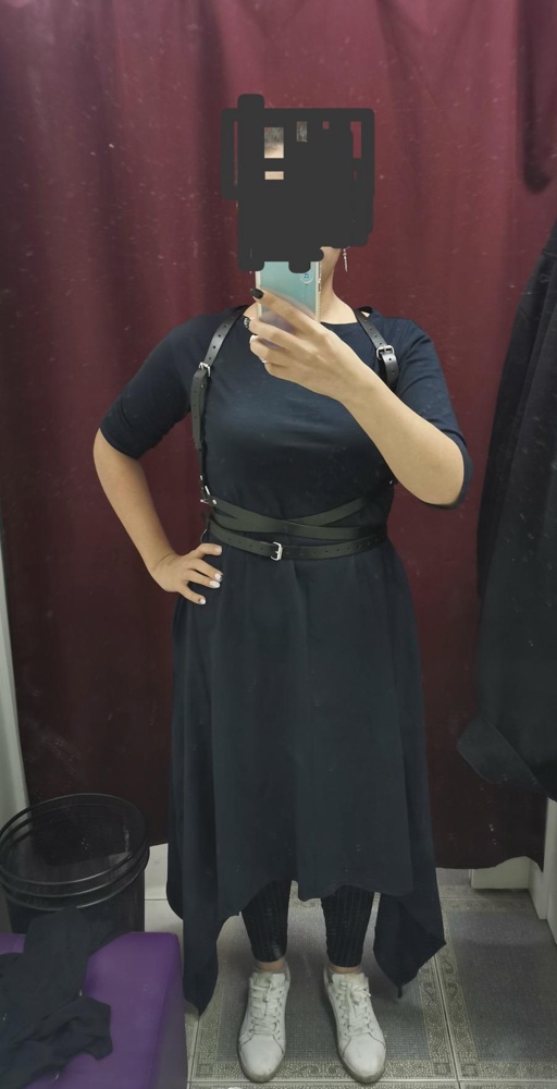 На кожу и правда не похоже,но покупкой довольна. Приехало без брака, регулировки удобные. У меня пограничный размер 46-48,даже запас остаётся. Спасибо! 