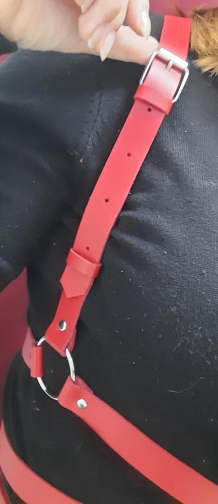 Дорогие друзья, это шикарная вещь. Во- первых, видно, что изделие из натуральной кожи. Во- вторых, нет неприятного запаха. В- третьих, ремешок длинный, но есть регулятор, который позволяет делать так, чтобы он не висел и не оттапыривался. В-четвертых, тк я брала в подарок, то очень рада тому, что дырочек на ремне, достаточно в обе стороны, и с размером не ошибёшься. Мне ооооочень понравилось изделие. Выглядит дорого-богато, эффектно. Одно НЕ ЗНАЧИЬЕЛЬНОЕ  но, так как я беру в подарок, упаковка не ахти, просто почтовый пакет, но надо признать + пупырчатый пакет и пакет закрывающийся. Берите смело, не пожалеете. Я брала по цене 1390р. И за эту цену это 🎁 Спасибо. У меня талия 70см +/- 2 см. И было трудно понять, размерную сетку, тк они разные ( на фото и на представленной продавцом)