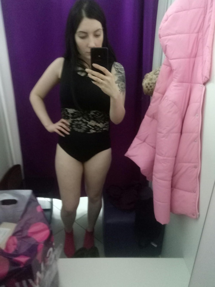 Брала на размер меньше, все подошло, наоборот утянул все лишнее）