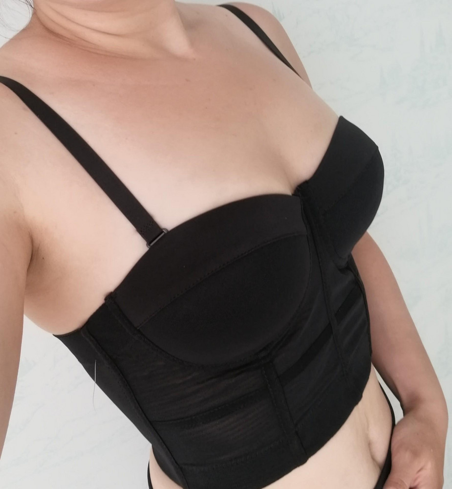 Корсет красивый, причём хорошо утягивает. У меня параметры Ог 94, От 70. Заказала 36 размер, можно было б и 38 взять. Застегиваю на предпоследнюю застежку. Но так как у меня маленькая грудь, то чашка 38 была б велика. Поэтому у кого широкая грудная клетка, но маленькая грудь, лучше взять 36.