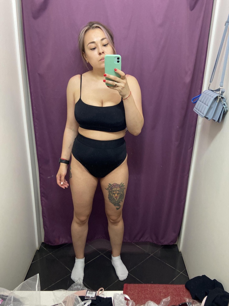 Топ супер, тяжелую грудь держит на ура, только опг великоват, но это беда всех бюстов, буду ушивать. Сидит прекрасно ! Мерила 3 цвета , чёрный самый выигрышных, трусы взяла этой же фирмы, но другую Модель 