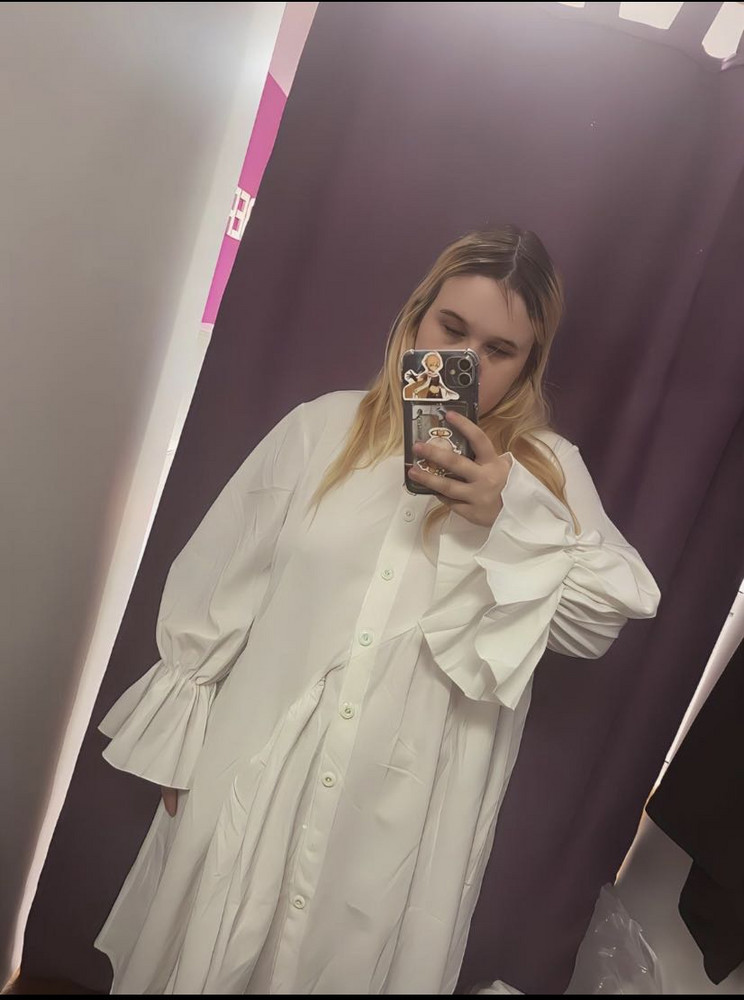 Очень плотное, немного давит шею, выглядит симпатично