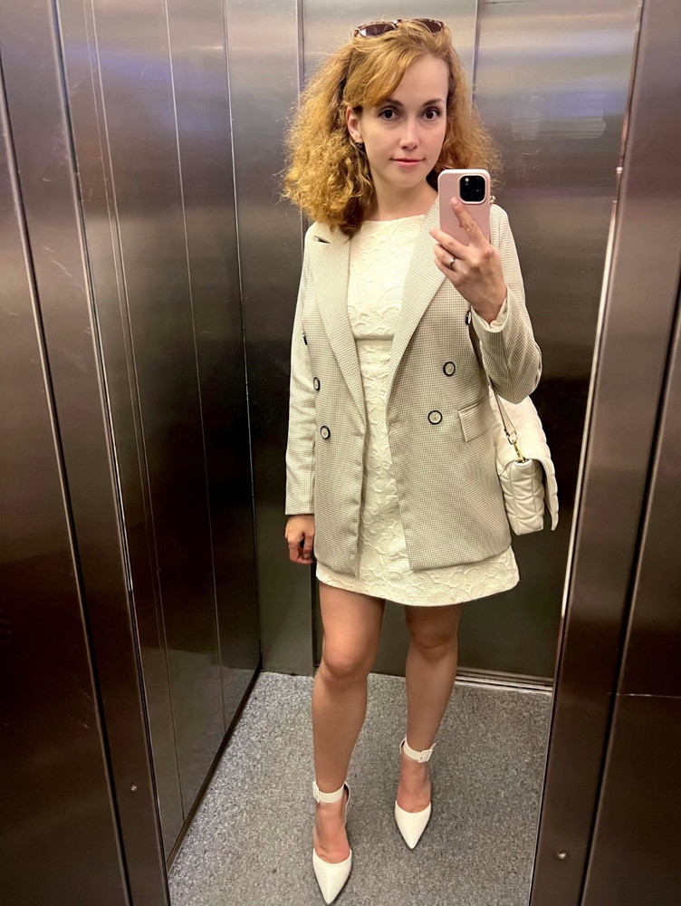 Замечательные туфли. На 38,5, взяла 39, сели хорошо. Полностью соответствуют описанию. Каблук устойчивый.