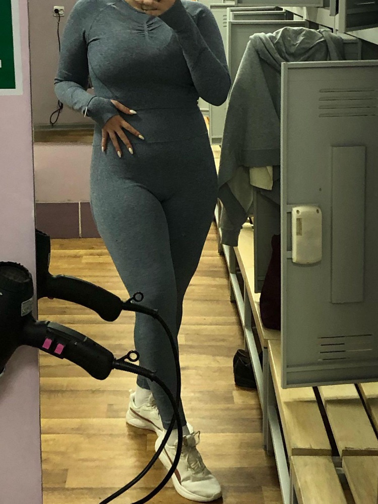 Костюм отличный. Я PlusSize, поэтому боялась, что не подойдёт, но сел отлично!На рост 165см ОГ104 ОБ110 и ОТ 85 взяла L. Утягивает  и подчёркивает что нужно. Пережил силовую тренировку и йогу. ПЯТЕН ОТ ПОТА НЕ ОСТАВЛЯЕТ!!! вообще не видно пот, костюм все впитывает. очень хорошо тянется, не чувствую на коже, в нем легко выполнят упражнения. 