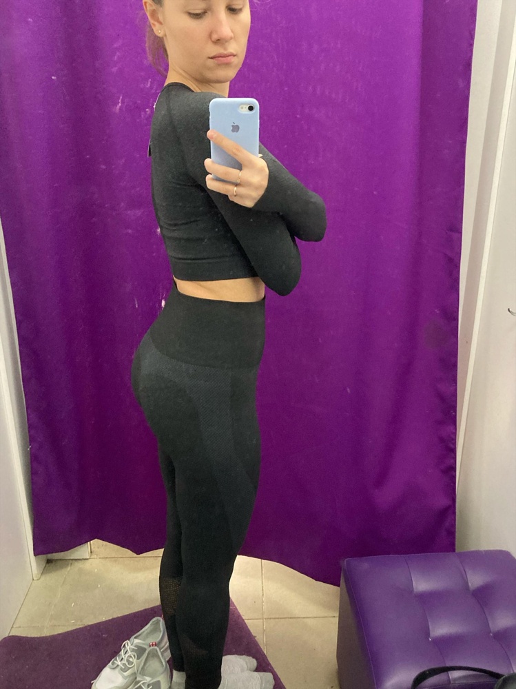 Очень приятный костюм. Сначала заказывала другой, не подошёл, был туговат. Этот очень приятного качества, сел отлично, не перетянул, очень удобно двигаться, цвет приятный, скорее графитовый, чем черный