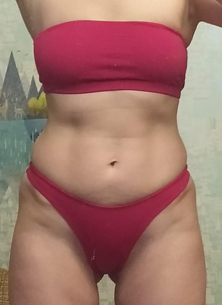 Качество отличное. Цвет не красный, а малиновый. Качество тканей разное и сидит немного по разному.