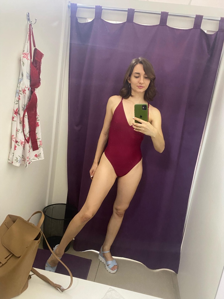 Купальник 👙 очень хороший , действительно корректирует фигуру , так как двойная ткань , цвет очень красивый . Мои параметры : вес - 46 кг.  грудь - 78 , талия - 62 , бёдра - 90 . Рост 157 . XS - сел отлично . Но вот что огорчило , так это то , что купальник примеряли  и он просто грязный во многих местах ( но это ещё все возможно постирать , я смирилась , так скоро на море ).   Ещё читала , что у многих вкладыши есть для груди , и я действительно нашла отверстия для них , но самих вкладышей нет , вот что за ерунда , неприятно , когда покупаешь достойный продукт , но в таком виде .  