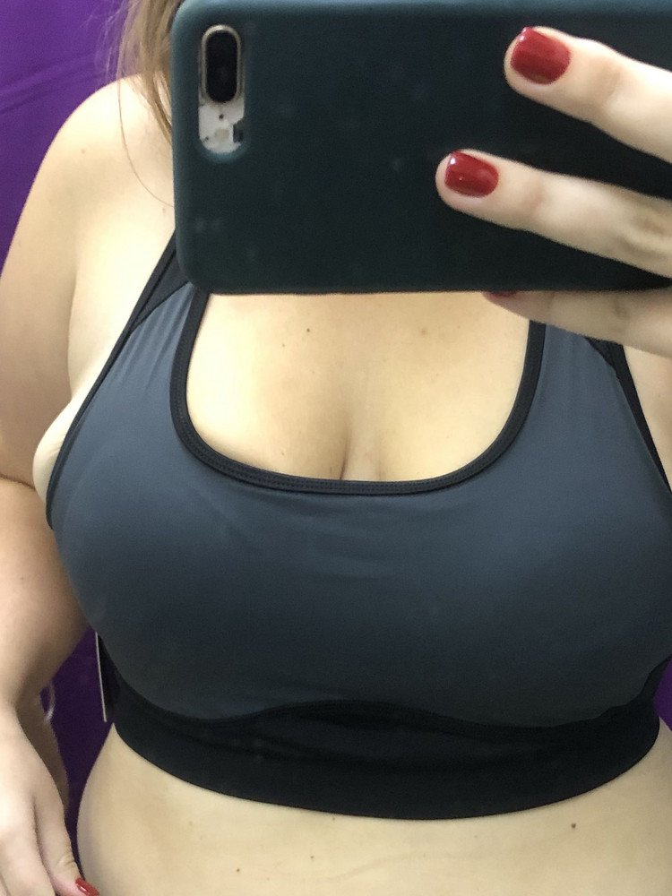 Не знаю, что и кому он там держит. Но по факту большемерит сильно. Я крупная. Взяла ХХХЛ (54), так вот мне в обхвате сильно велик (лифчик покупаю 85Д) снизу лишняя ткань под грудью, не обхватывает резинка под грудью, соответственно ничего не держит. Грудь сплющивает, но при этом большая грудь ещё и торчит вываливается сбоку, так как на чашки ткани пожалели. Далеко не универсальная модель! Но я уверена, что на худенькую девушку до 48 размера включительно будет неплохо, качественно хорошее. Просто лекало не для всех. Где найти хороший крепкий топ для фитнеса на большой размер?