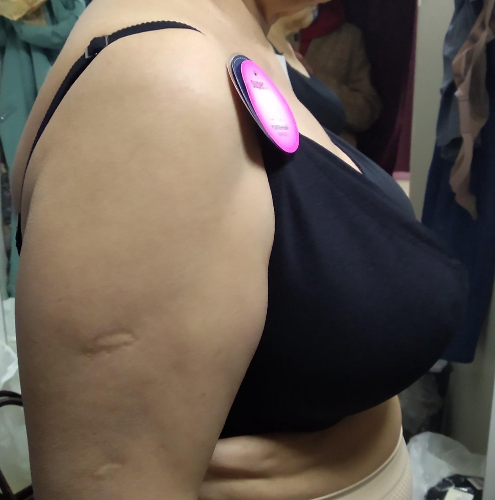 Бра хороший. Закрывает грудь.
Фиксирует. Приятен на теле. 
Из минусов не понятно, как выбрать размер. По размерной сетке чашка большая упирающая в подмышку (хотя грудь поместилась хорошо).
ОГ - 115. ОПГ - 91. 85J по объему хорошо, чашка упирается, в чашку меньше грудь не влезает и выпадает из чашки и непонятно 🤷🏻‍♀️
А если брать больше, но прям не фиксирует 🤷🏻‍♀️