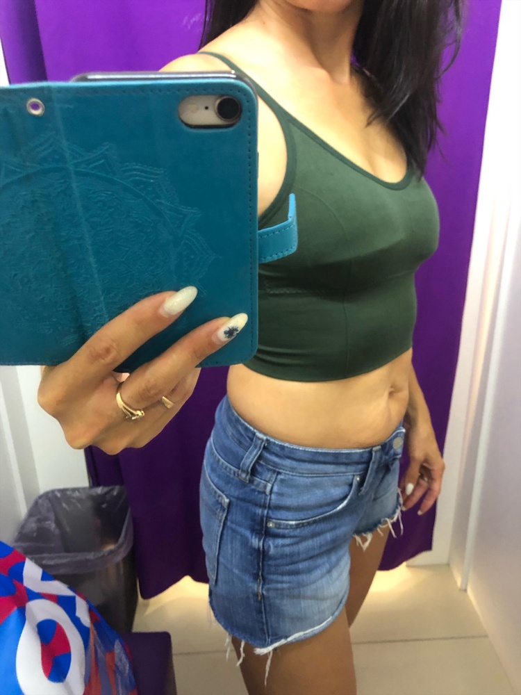 Топ приятный к телу, хорошо сидит, возврат, так как заломы в чашках. На объём груди 86 размер сел хорошо 