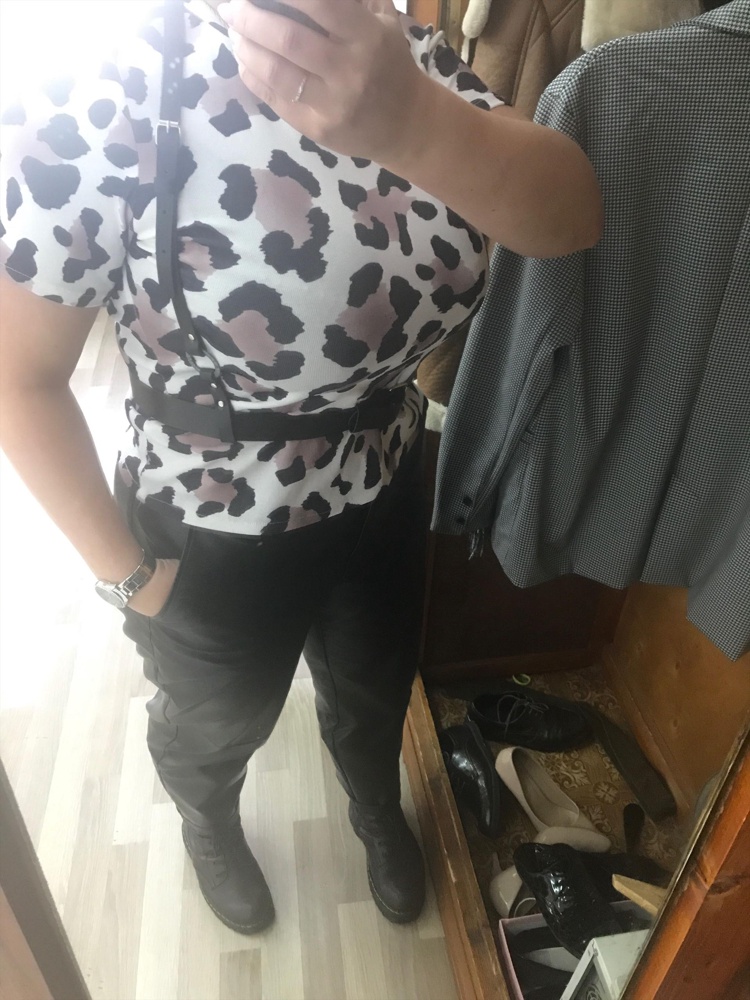 Очень классная, натуральная кожа, мягкая , села как надо , не знаю будет ли оставлять следы чёрные на белый вещах, проверим, но сделала хорошо , качественно. Упакована в мешочек , все прилично ))