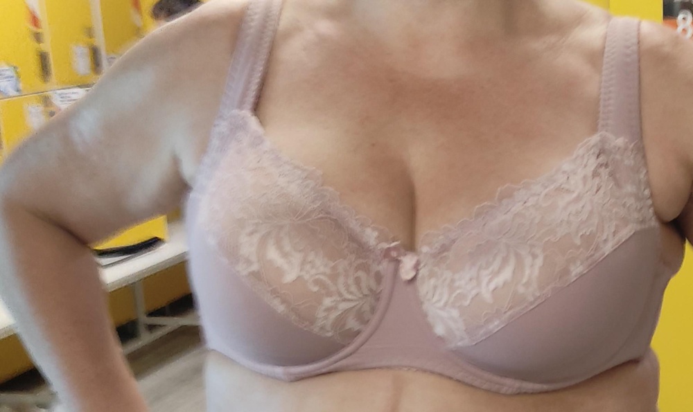 Прекрасно сел, большую грудь держит, форма красивая. на объем под грудью 97 , ОГ 115 прекрасно подошел 90F, то есть по объему стоит брать на размер меньше, а чашку в размер