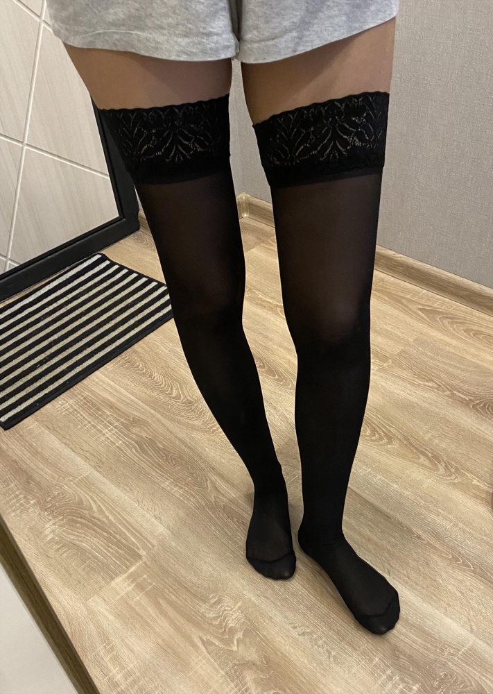 Первое впечатление хорошее, из плюсов: чулки похожи на обычные, верхняя резинка держит хорошо, размер 2 вроде подошёл (рост 170, вес 57). Из нюансов: 1) при вскрытии есть запах резкий пластмассовый какой-то, но потом проходит; 2) в районе стопы еле натянула, это первые чулки, пока не знаю нормально или нет так проблемно надевать. По качеству приятные ощущения, но в долгосрочной перспективе пока нельзя оценить, насколько хватит при таком тяжелом натягивании. 