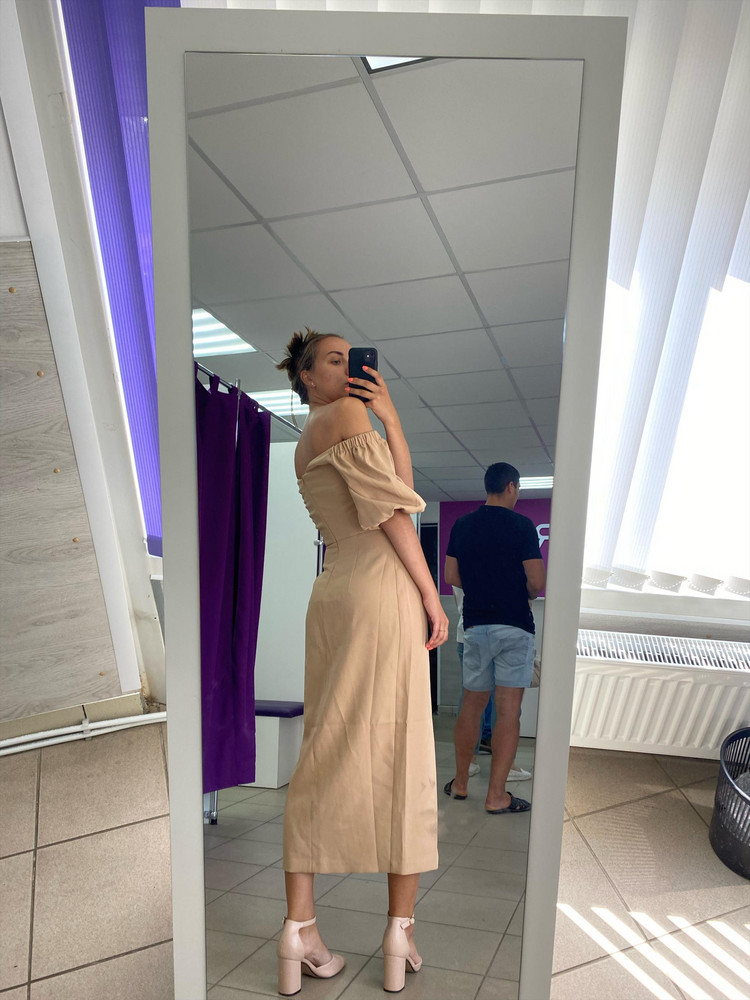 Платье классное. На мне 42 размер. До этого брала 44 размер, потому что ношу его, но платье было слишком велико (фото 3). 