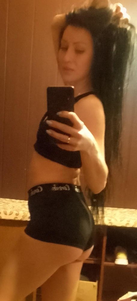 Большинство пишут в отзывах - что якобы ластовина узкая, я с этим поспорю, так как мне не узко, наружу ничего не вываливается, заниматься удобно, материал тянется и удобен для танцев. И качество хорошее.