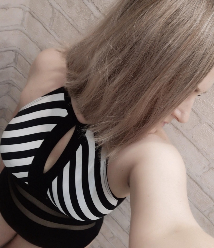 Выбирала между этим купальником и 29368883.
В итоге не смогла выбрать и оставила оба!!! 🤪🙈
Ну какова красота!!! Ну это же просто восторг!😍🔥🔥🔥
На мой размер 46-48 арт. 
29368883 подошёл 44 размер.
Этот же купальник идеально сел 42-го размера. Ткань здесь менее плотная, видимо поэтому он свободнее садится на фигуру. Но это ничуть не умаляет его красоты и качества. Очень эффектный! Очень красиво "упаковывает" фигуру! Утягивающего эффекта, о котором писали, я не заметила, но то, что он стройнит и украшает фигуру - это 100%.
Очень-очень!!!🔥🔥🔥
Спасибо большое!