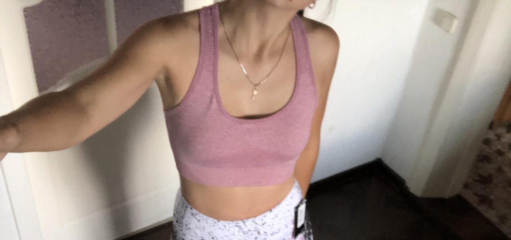 Хороший топ. Эластичный, с чашечками для груди. Брала за 937.