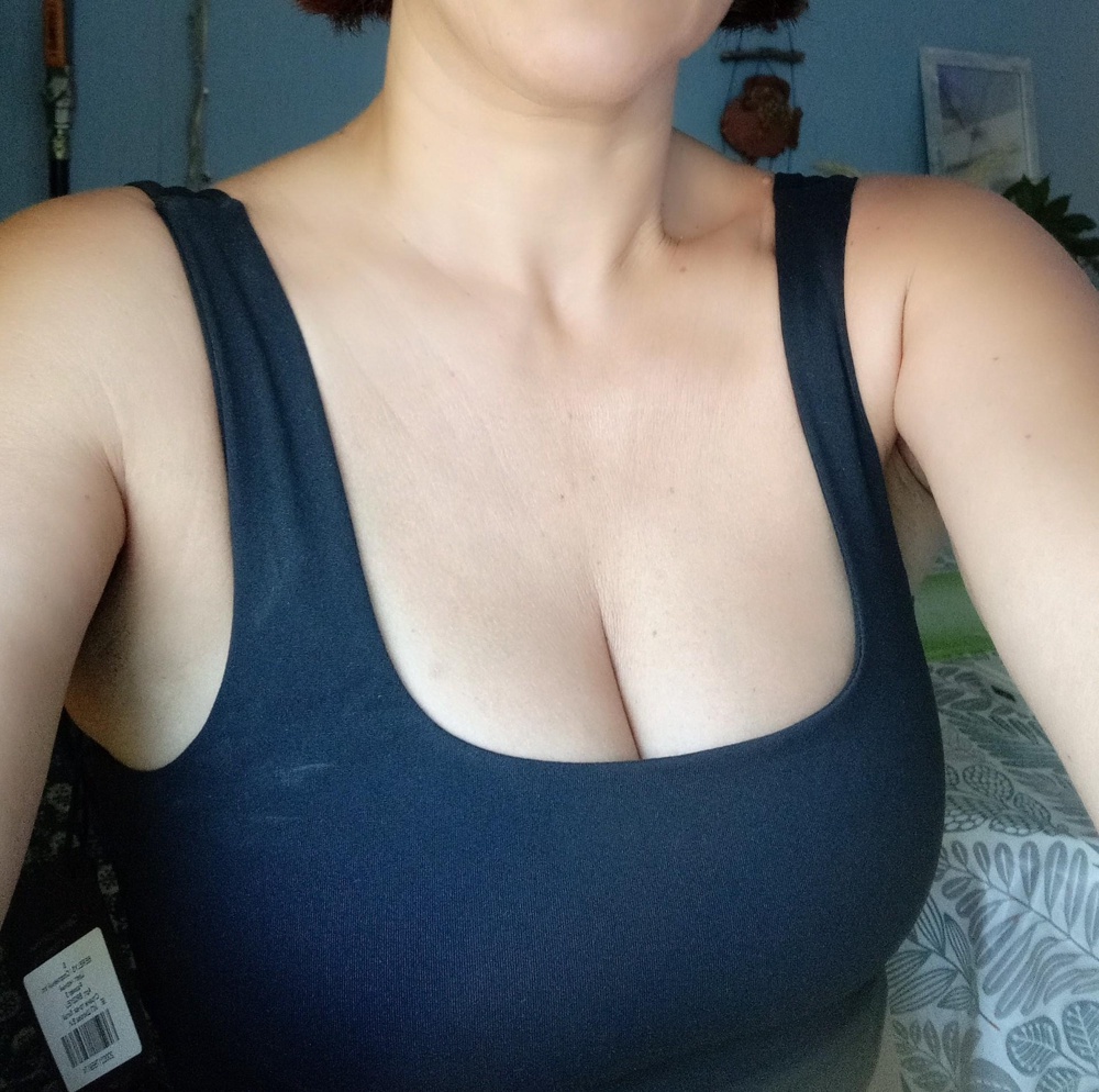 Прекрасный! Качестве очень хорошее. В размер. Заказала s . На размер груди 75В вынула чашечки. Грудь смотрится очень красиво и без них.