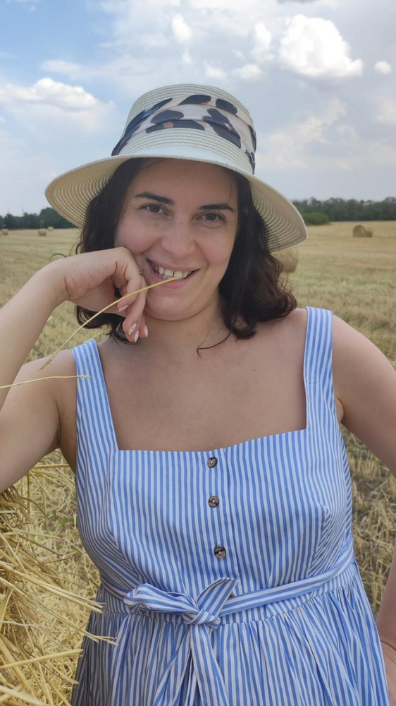 Сарафан хороший, после первой стирки, лямки спадывали, как-будто неправильно пошиты. Но после новых стирок возможно материал подсел и дискомфорта нет. Оно село и стало любимым в гардеробе, на время беременности.