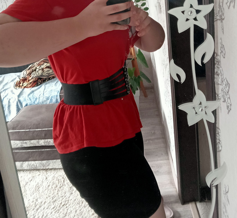 Отличный пояс  , все качественно ничего нигде ничего не торчит . Держится все на кнопках . На талию где то 83/84 залез превосходно ещё и место осталось .