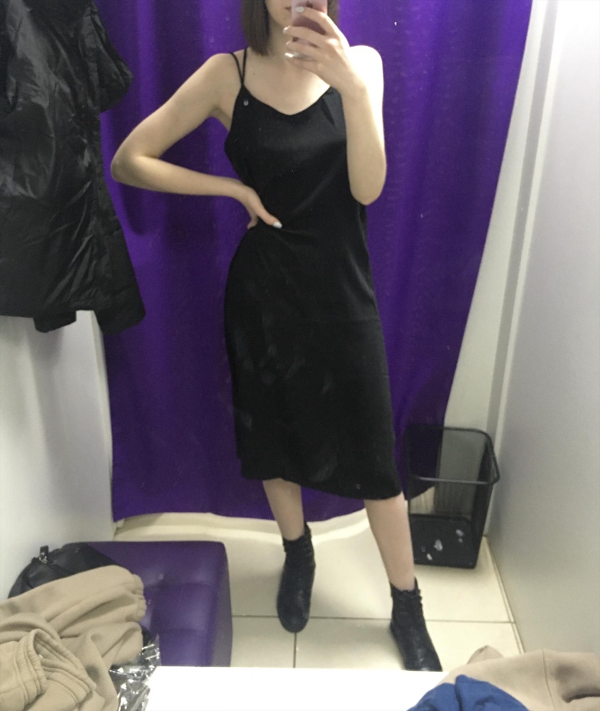 Померила платье, вроде все хорошо, ткань приятная. Но дома увидела неровный шов и кривой ворот. Буду возвращать по браку.. а жаль, модель действительно очень симпатичная 