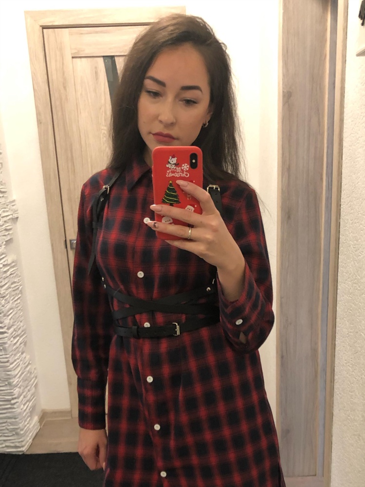 Качество изделия отличное, все очень аккуратно сделано. Фурнитура вся целая. Свой размер у меня 42-44. Первую портупею заказала в размере 40-42. Оказалась мала. Нижняя застежка была сбоку, размера 44-46 небыло в наличии пришлось взять 48-50, и все норм. Чуть длинноват нижний ремешок, но он не торчит. Все замечательно крепится. Конечно если похудею придётся делать дополнительное отверстие )))