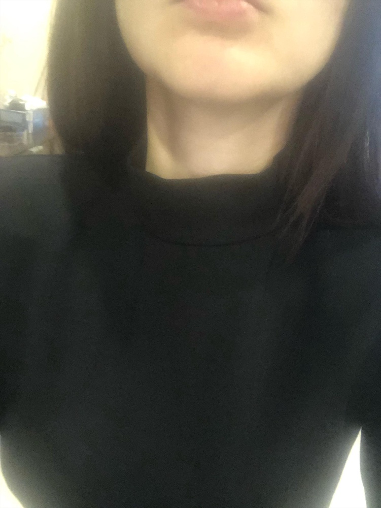 Перед тем как одеть платье, решила его постирать на 30 градусах и вот что из этого вышло….фото прилагаю. Разрез просто на липкой ленте был..Горло у платья тоже не очень аккуратно смотрится. За 4100 могли бы по качественее делать вещи