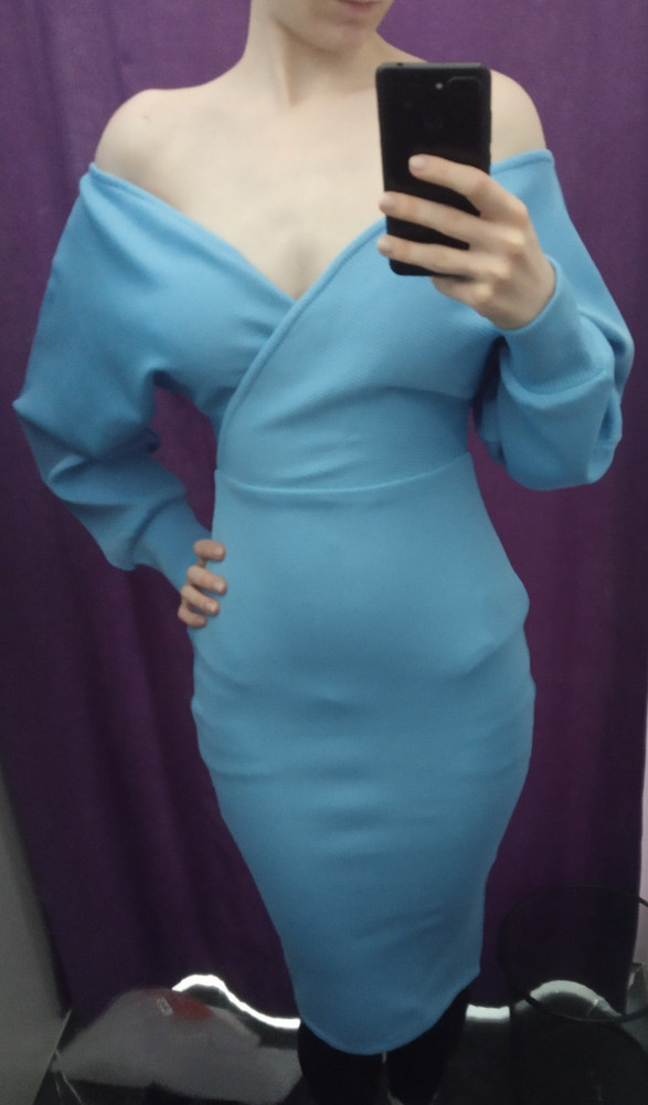 платье из плотной ткани с хорошей молнией, вполне реально его застегнуть самой. на 98-67-95 брала эску, вот так сидит. ткань где грудь немного прорезинена, чтобы держалась на бюсте. отказалась, потому что не мой фасон