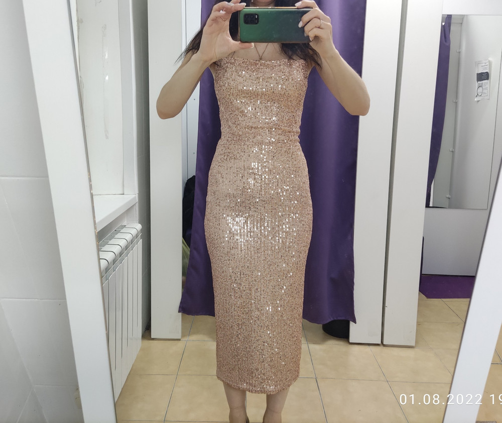 Платье по фигуре, звезду снимаю за то что паетки могут быть и покачественнее на платье за 5000 тыс. В целом платье хорошее, пошито аккуратно.