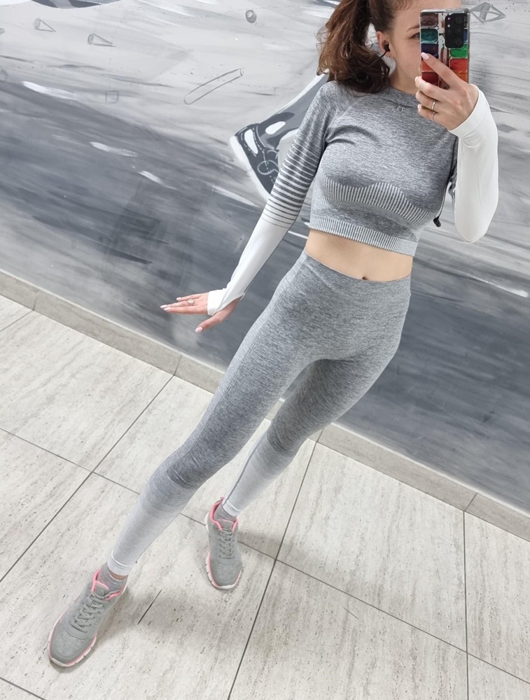 Минус - нет подкладок в верхе, грудь не держит и материал не плотный, ничего нигде корректировать не будет, на фигуру "без лишнего"
Рост 164
Плюс - невысокая цена
Маломерит на размер точно