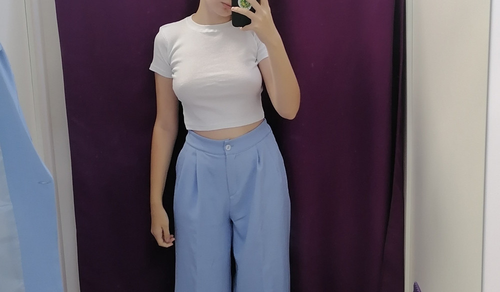 Шёл долго, ткань какая то твёрдая, плотная не очень приятная...