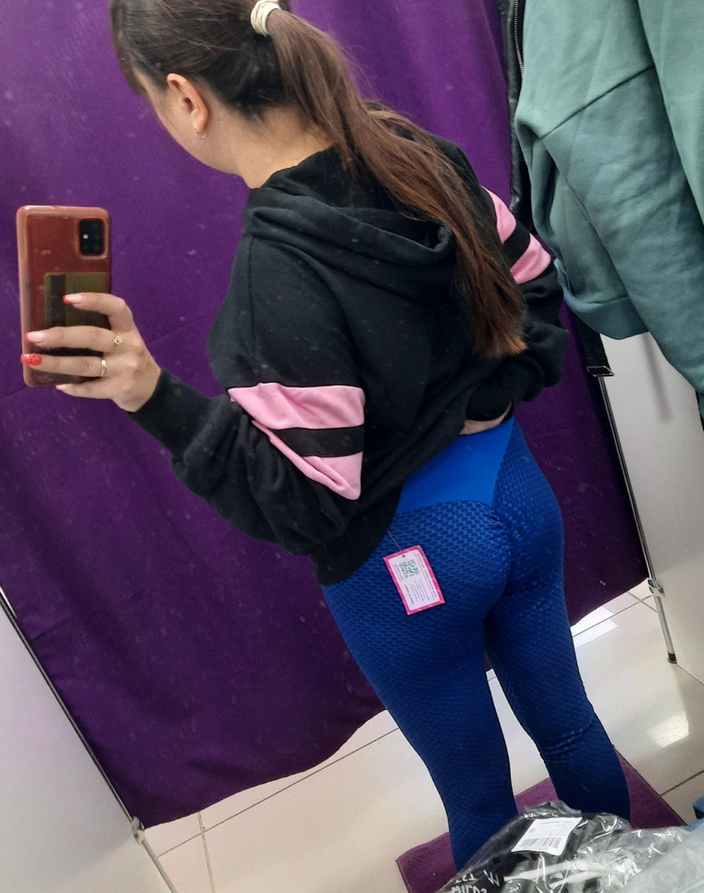 Соответствует размеру, единственное что не понравилось , это сборка на попе, на фото выглядело получше.