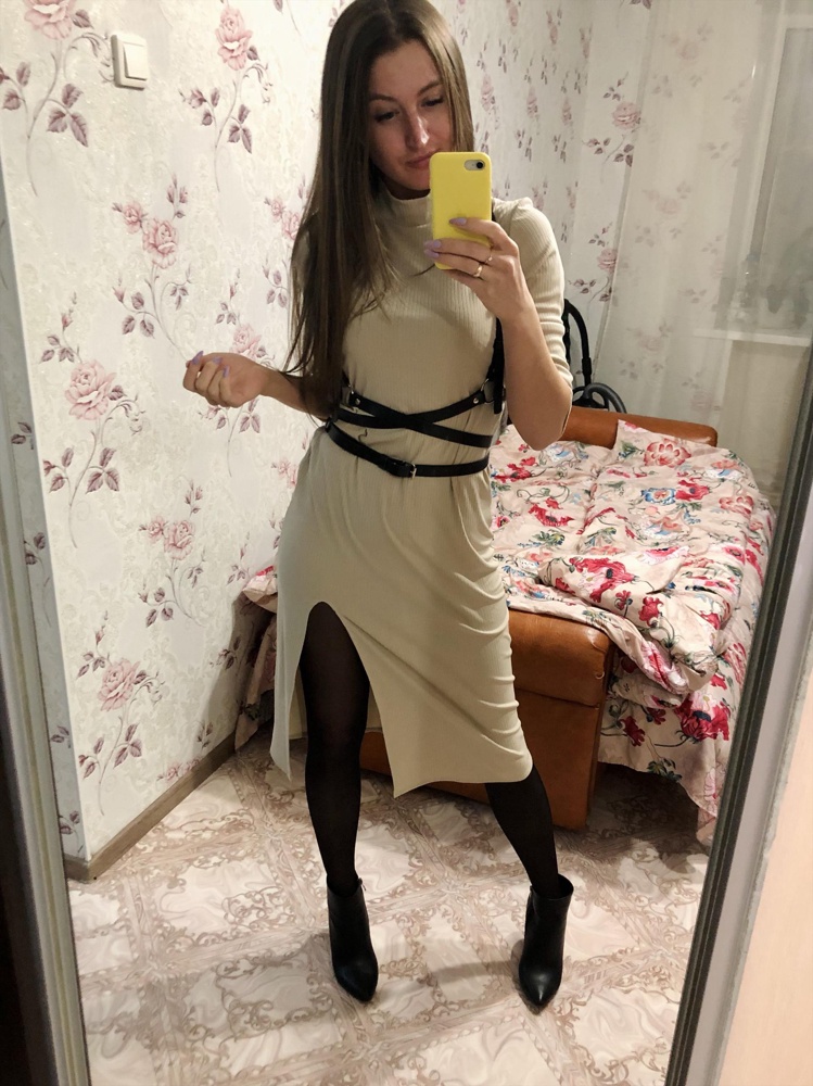 Из трёх моделей выбрала эту - показалась самой интересной и не вульгарной💕 100%кожа в описании и на бирке. Размер xs на 42 хорошо, даже с запасом. 